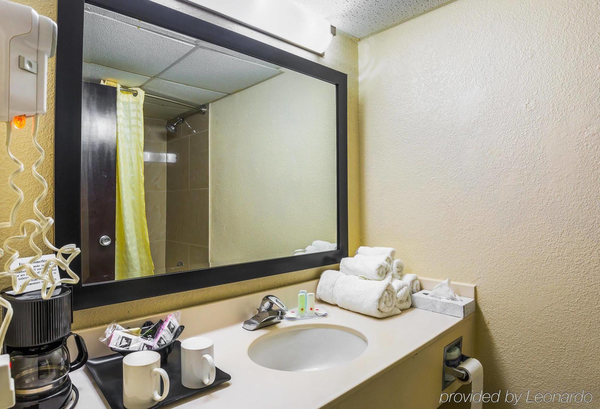 Clarion Pointe Lake Jackson - Clute ภายนอก รูปภาพ
